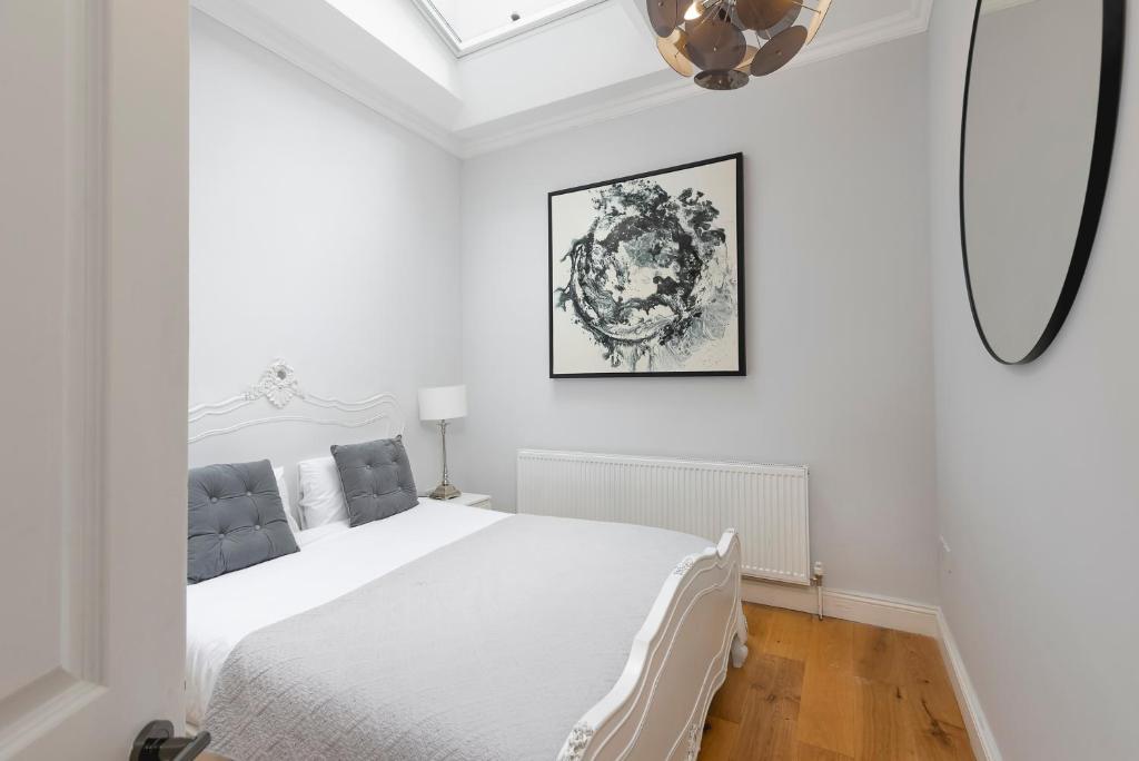 PenthouseStays Notting Hill - Spacious 3 Bedroom King Bed Apartment - near Portobello Road & Kensington High Street photo 2