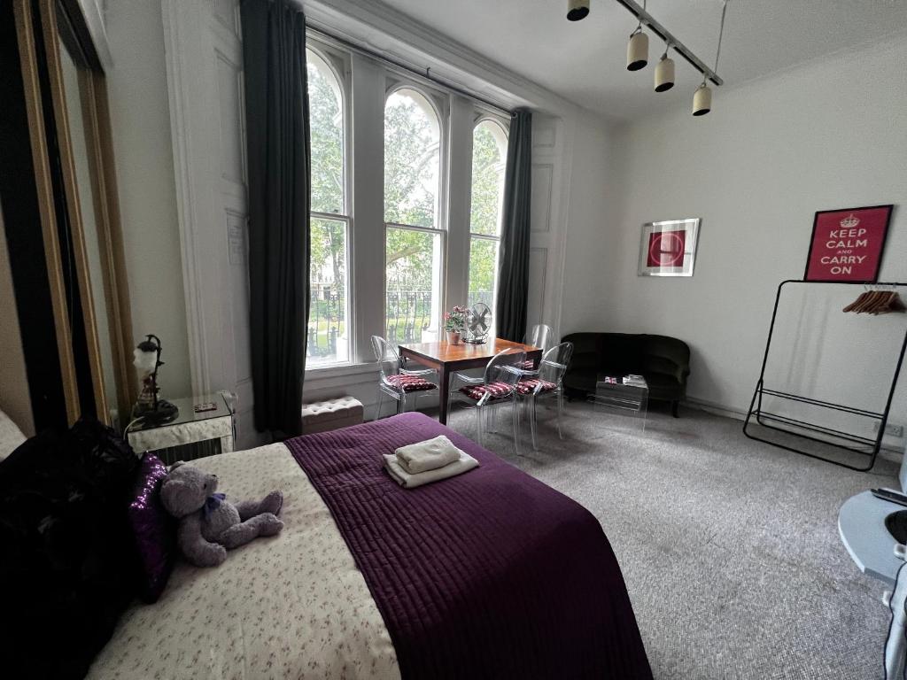 Hyde Park Studio Has Private Balcony With Tranquil Garden View photo 2
