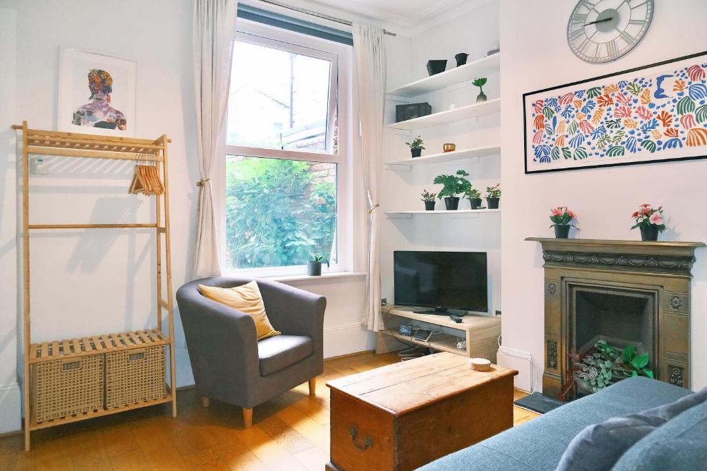 Artsy & bright Hammersmith London 1b1b, up to 4 people — photo 1