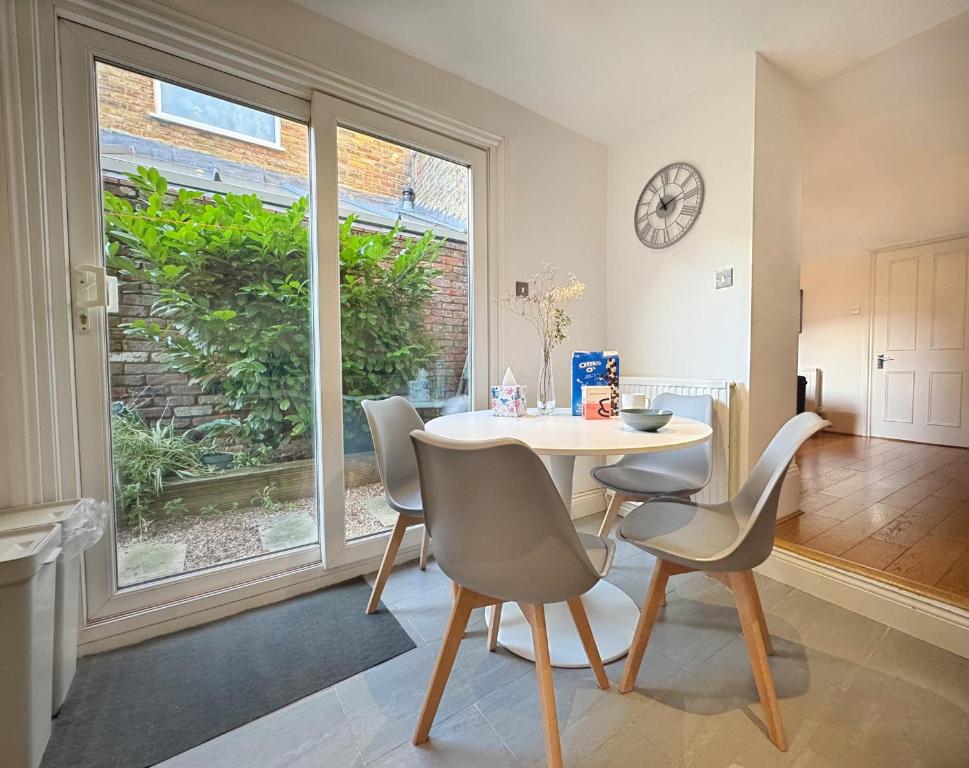 Artsy & bright Hammersmith London 1b1b, up to 4 people photo 2