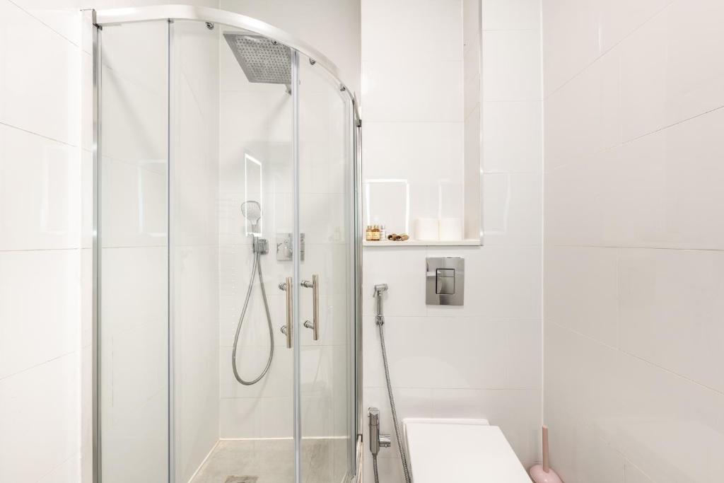 Modern 3 and 2 bedroom flat in central london with installed AC photo 2