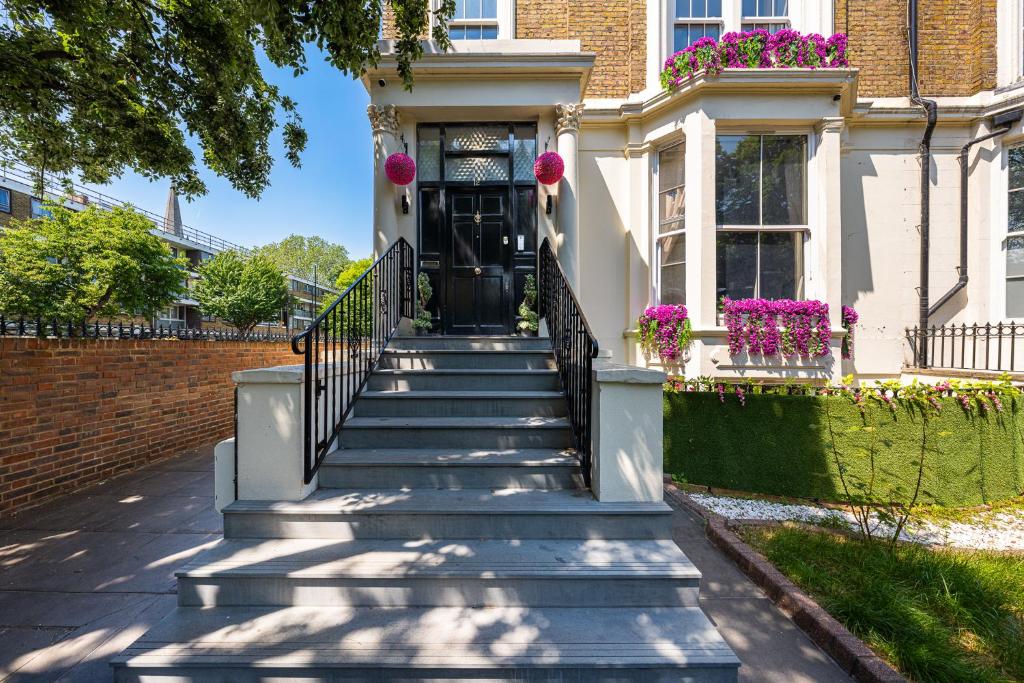 Modern 3 and 2 bedroom flat in central london with installed AC photo 3