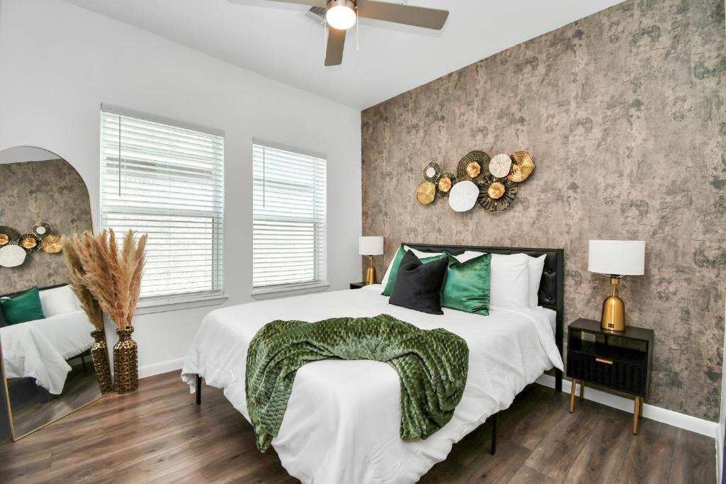 Serenity Studios - Near Med Center & Museum District — photo 1