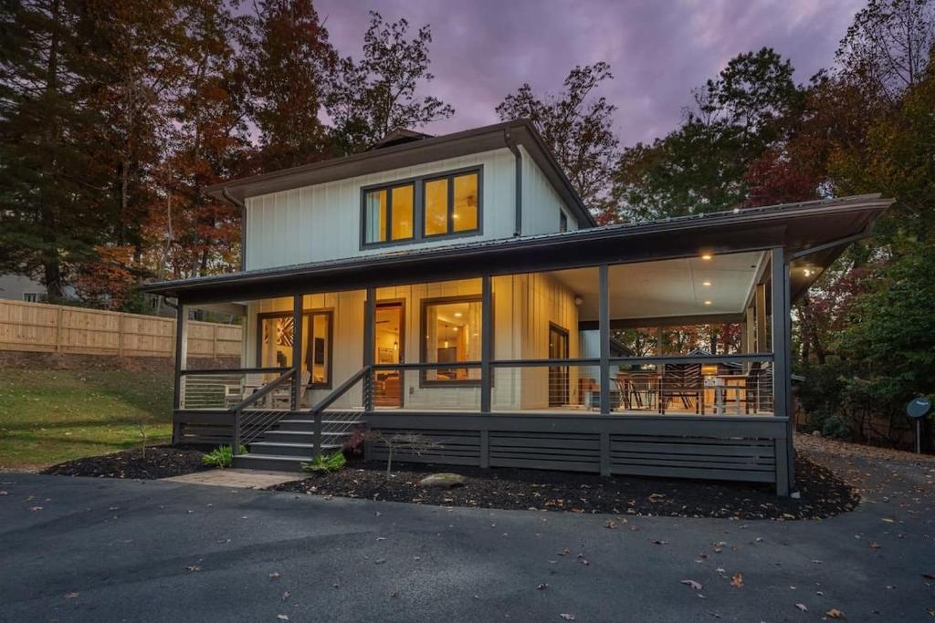 Near Asheville Hot Tub Fire Pit BBQ Sleeps 10