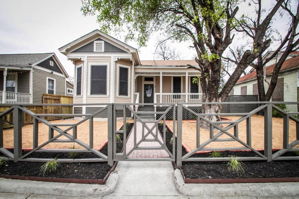 Wyoming St Restored Historic 2BR/1BA Downtown — photo 1