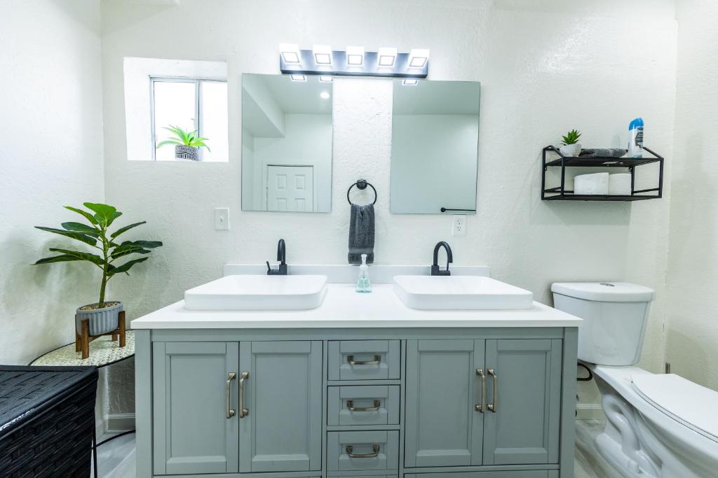 8 Beds Home with 4 Car Parking Space - Near DTLB photo 3