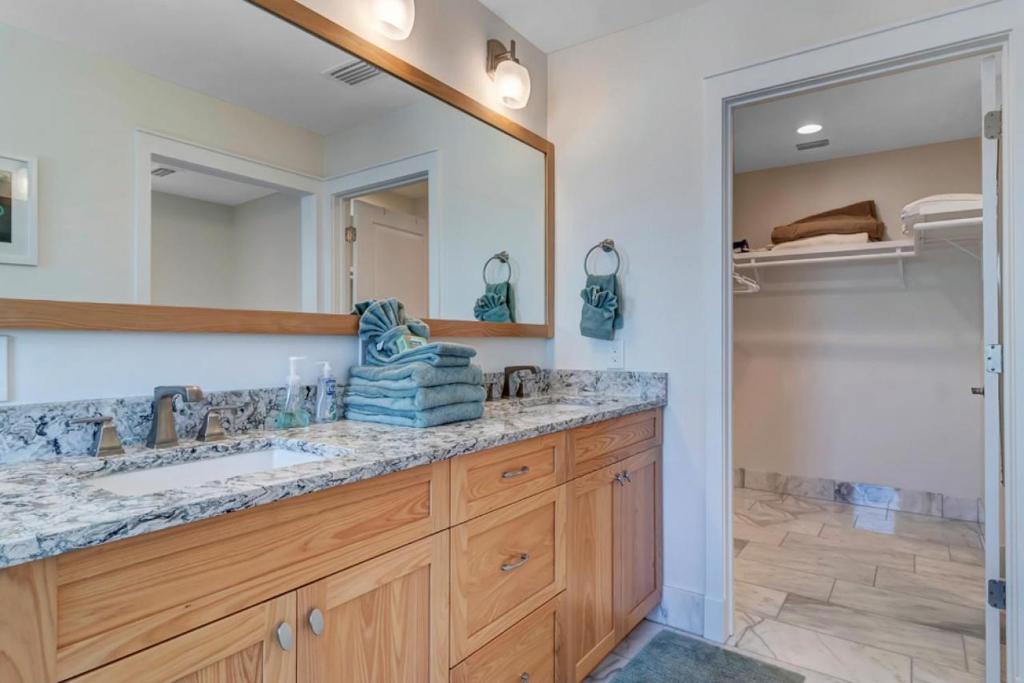 Salt Therapy - Elevated house w beach access photo 3