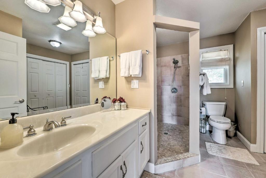 Scenic Pet-Friendly House with Private Hot Tub! photo 3