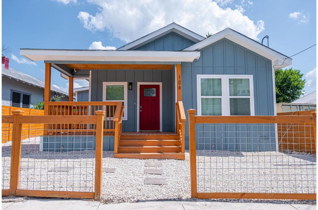 Heaven-sent Convenient 4BR 3BA Near Downtown — photo 1