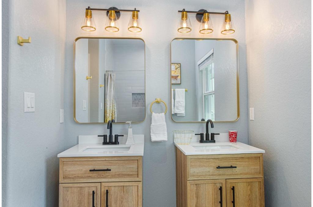 Heaven-sent Convenient 4BR 3BA Near Downtown photo 3