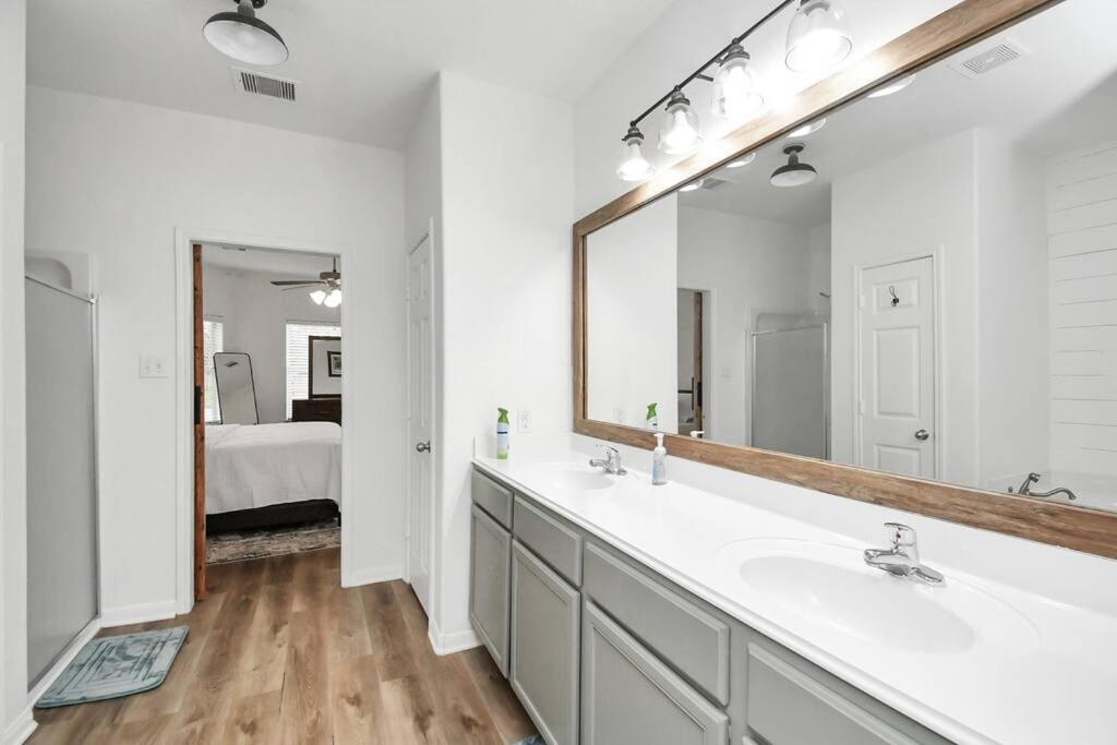 Stylish 4 Bedroom home in Richmond Houston Area photo 3