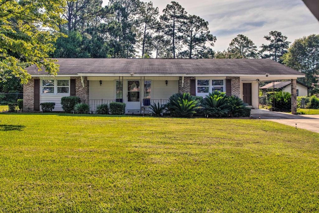 Cozy Waycross House with Yard and Screened Patio! — photo 1