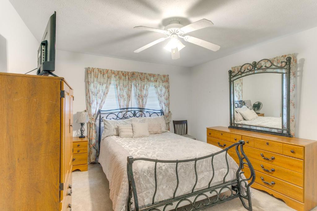 Cozy Waycross House with Yard and Screened Patio! photo 2