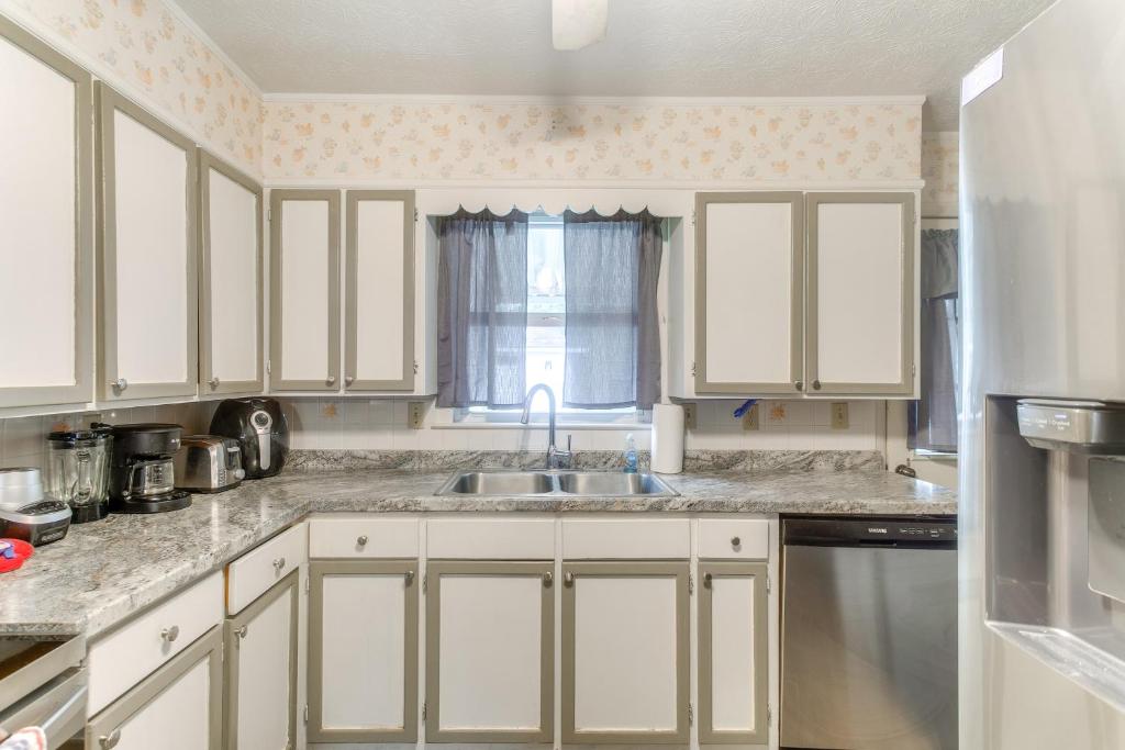 Cozy Waycross House with Yard and Screened Patio! photo 3