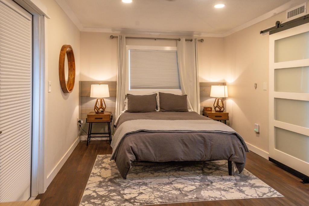 Shares Courtyard Luxury Apt - NEW! photo 2