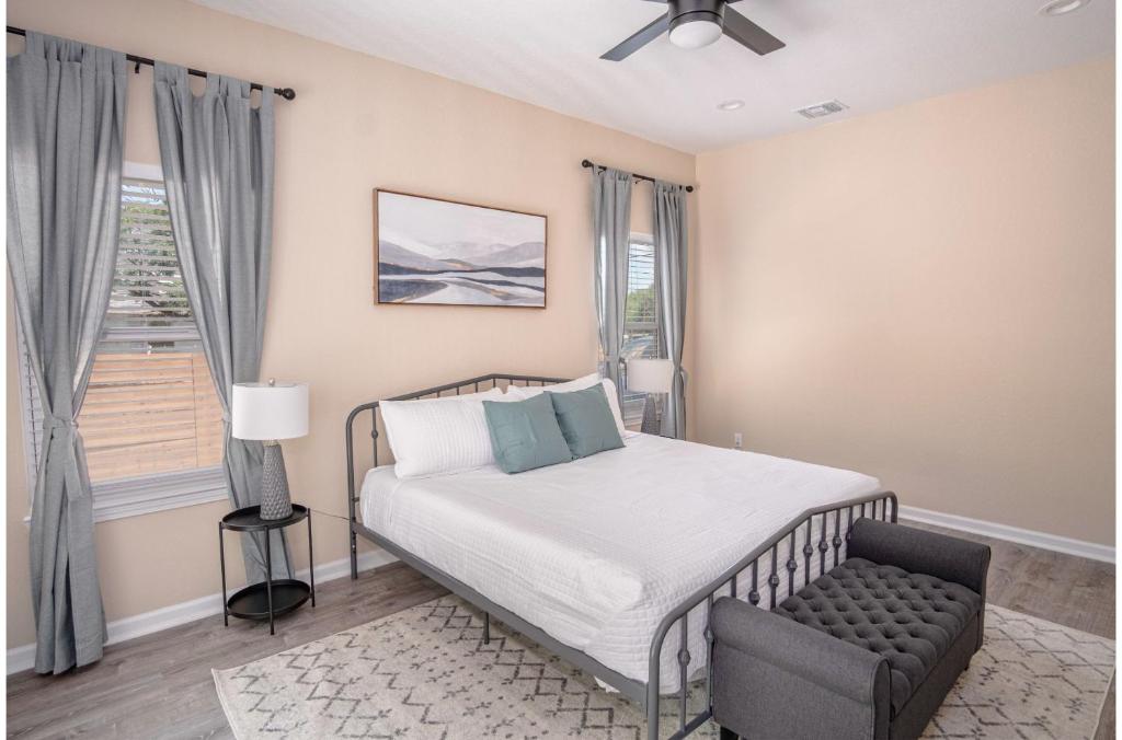 Beautiful Fenced 3BR 2BA Near Exciting Downtown photo 2