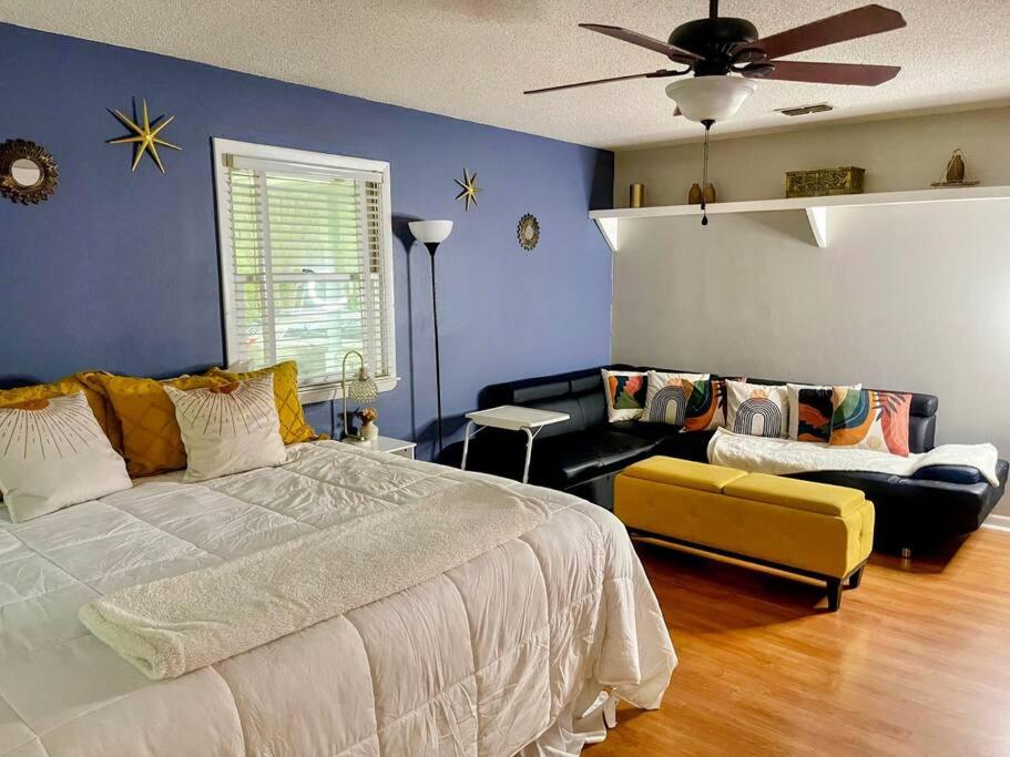 Town & Country-4BR/3BA photo 2