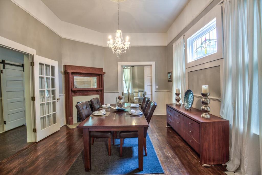 Classic/Modern Downtown Home photo 3