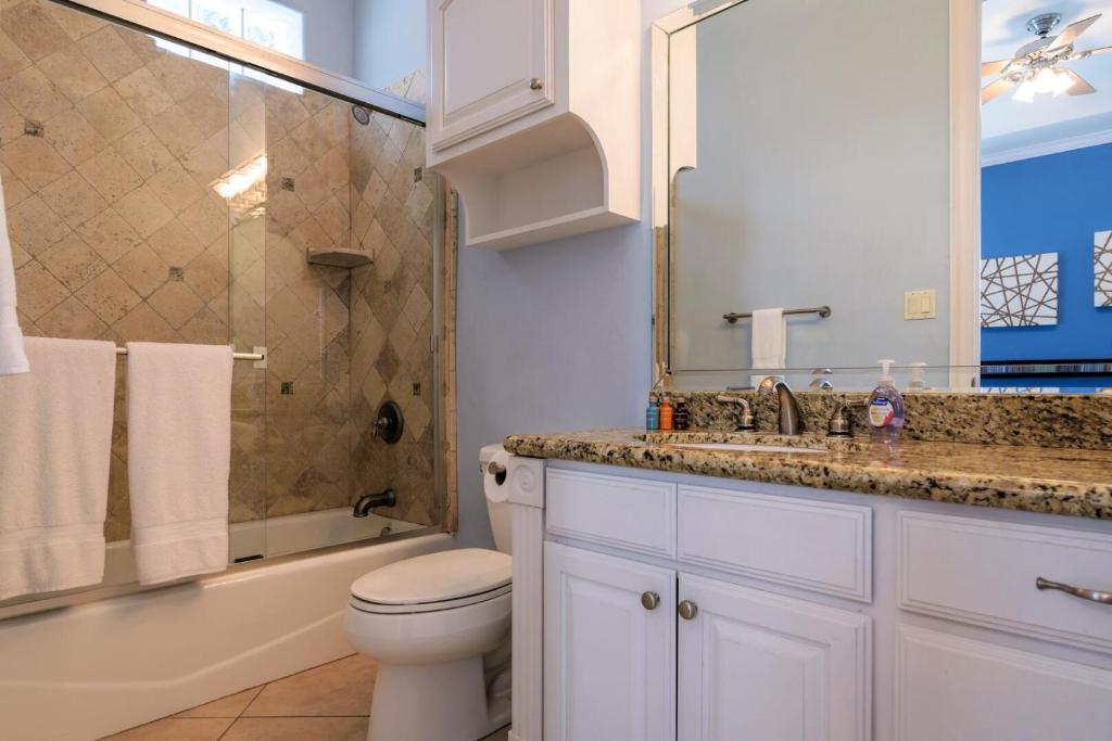 Sleeps 6 in a 4plex w pool, only a block to beach photo 3