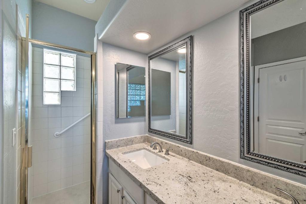 Private Patio and Pool Access Quiet Condo in Tempe photo 3