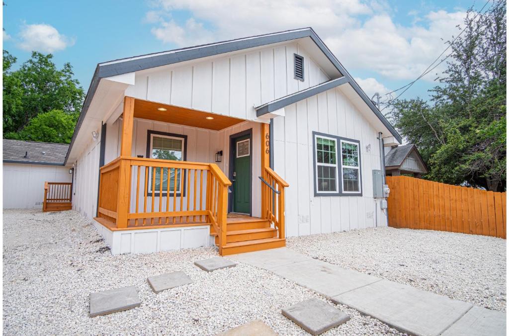 Spacious Delightful 4 BR 3 BA Close to Downtown — photo 1