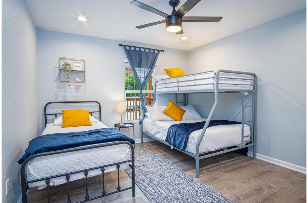 Spacious Delightful 4 BR 3 BA Close to Downtown photo 2