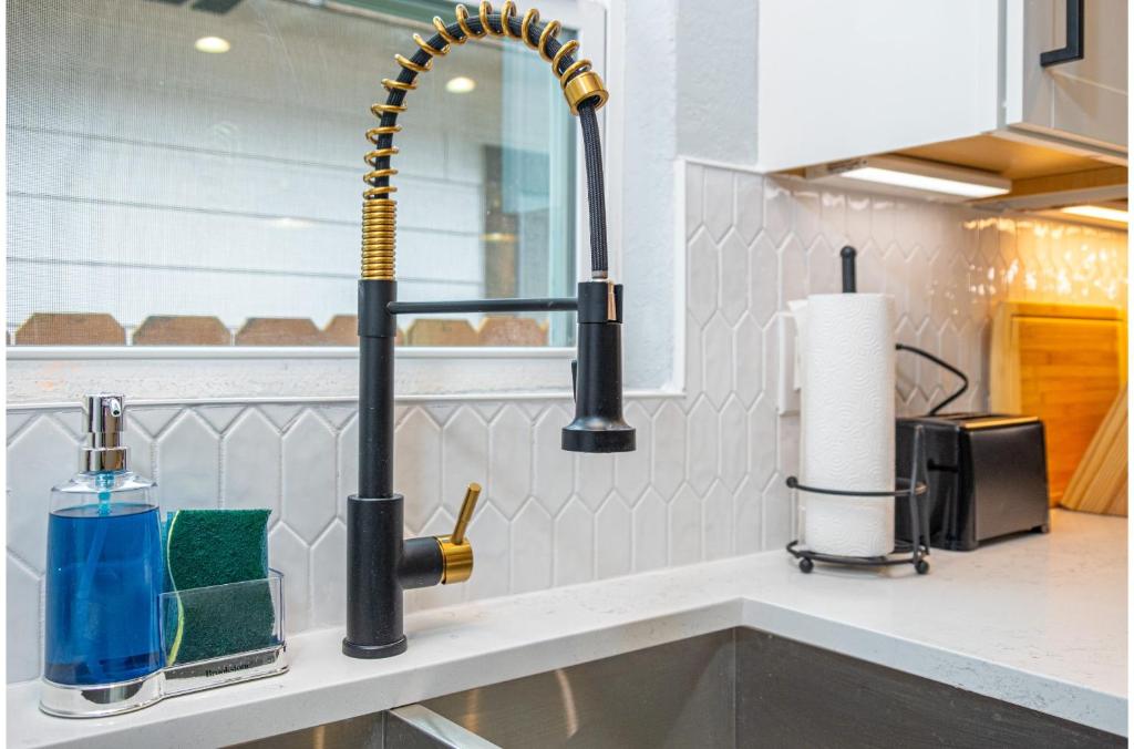 Spacious Delightful 4 BR 3 BA Close to Downtown photo 3