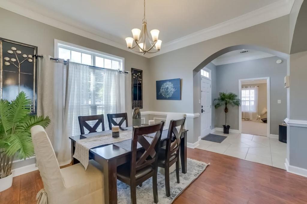 Family-Friendly Home with Large Yard in Valdosta photo 3