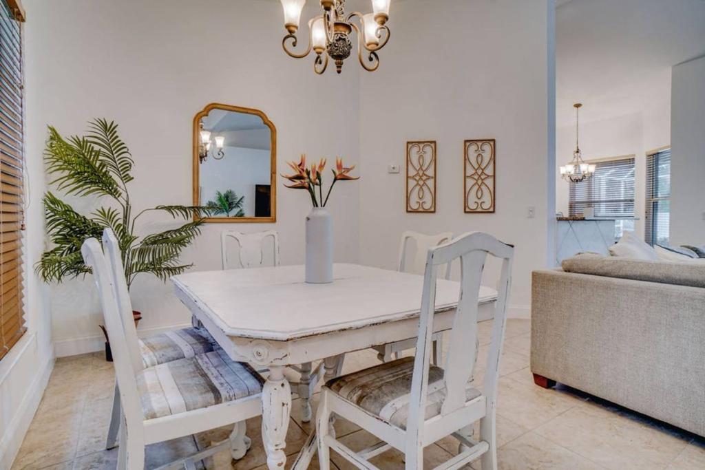 Sunny Days - Spacious Villa with Saltwater Heated Pool 4 bedroom 2 bathroom photo 2