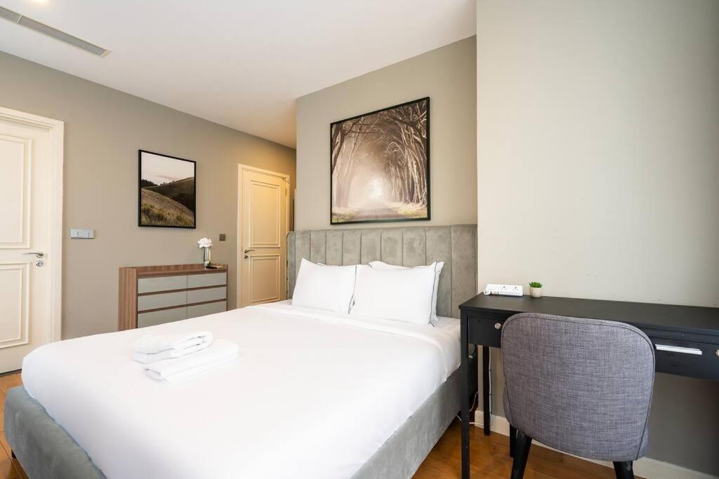 The Rixx Gathering Apartment D1 pool gym Netflix photo 2