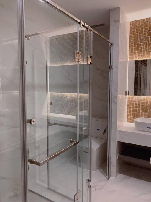 The Rixx Amazing Apartment in D1/bathtub/pool/gym photo 3