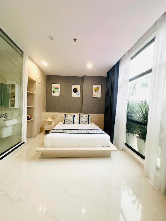 The Luxury Hotel — photo 1