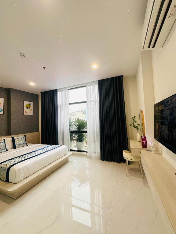 The Luxury Hotel photo 2