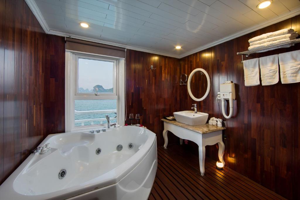 Signature Royal Halong Cruise photo 2