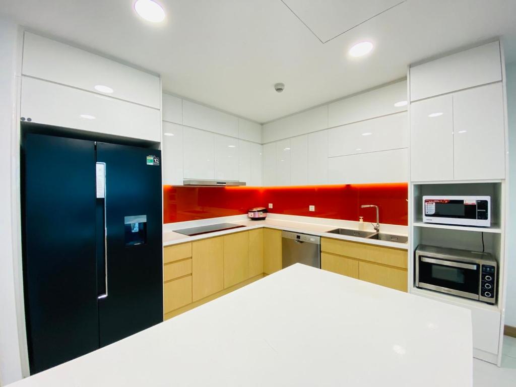 Sunwah Pearl Luxury Apartments 3 bedrooms with the Landmark 81 view and swimming pool photo 2