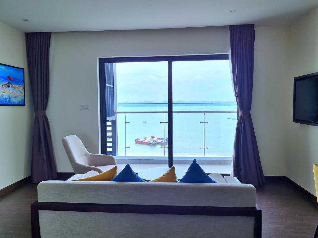 Suite Bay View - Charming Homestay Sapphire Halong photo 3