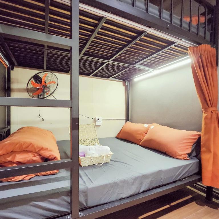 FEMALE DORM - 3 mins to Train street - Top Floor Hostel - Big bed photo 2