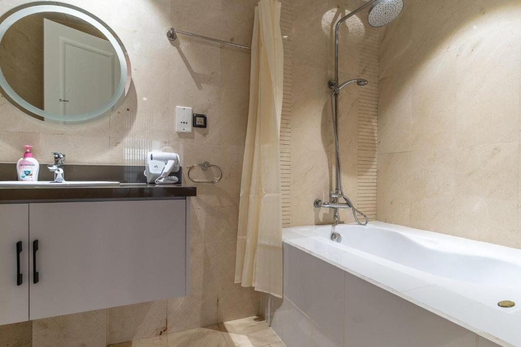 The Rixx Lancaster Apartment @ D1/ Netflix/bathtub photo 3