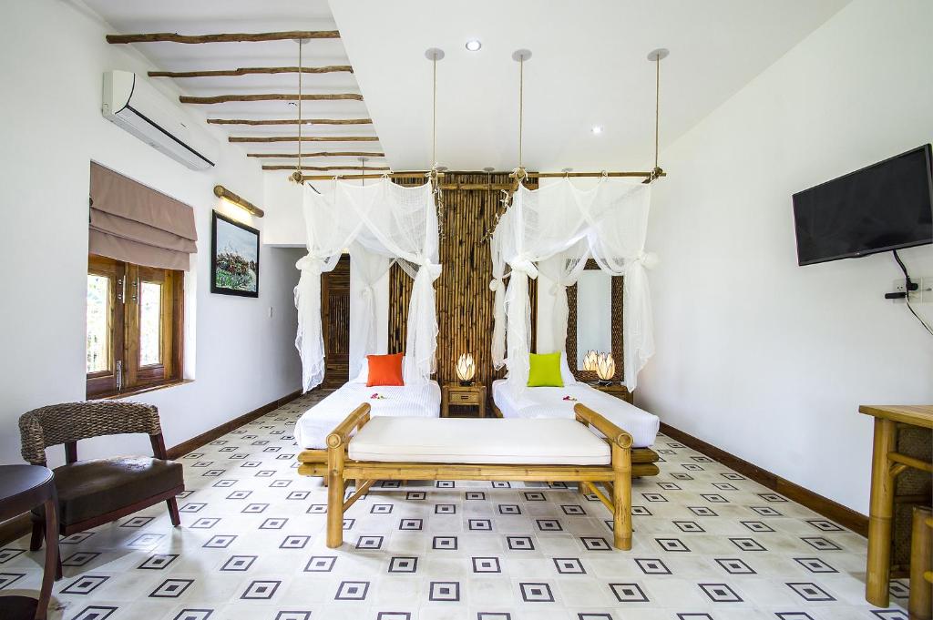 The Island Lodge — photo 1