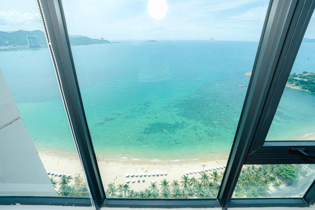 Sunrise from bed Apartment - NhaTrang Beach photo 3
