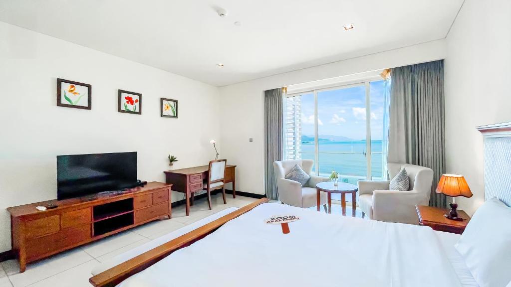 Rozy Apartment in City Center with Sea View — photo 1