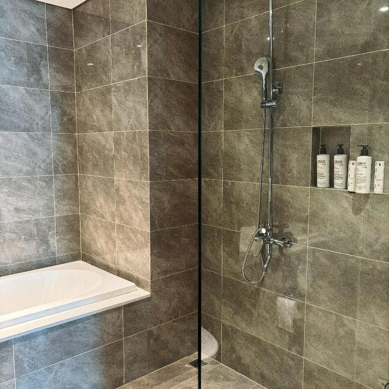 À la Carte Hotel Ha Long by Lim photo 3