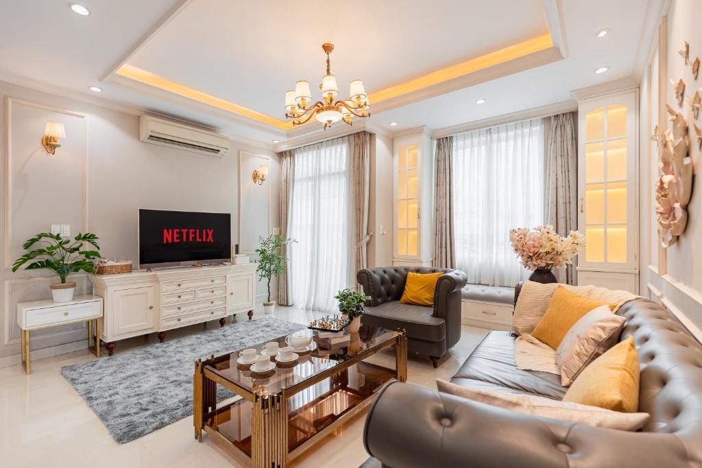 Spacious 4BR apat at Saigon Centre with pool — photo 1