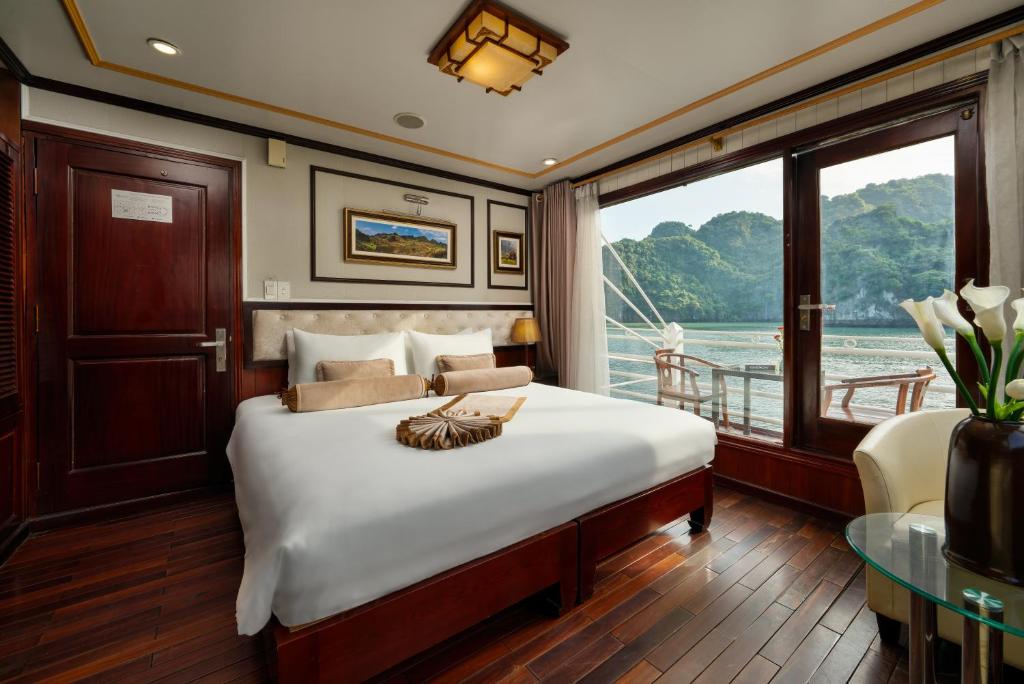 Swan Cruises Halong photo 2