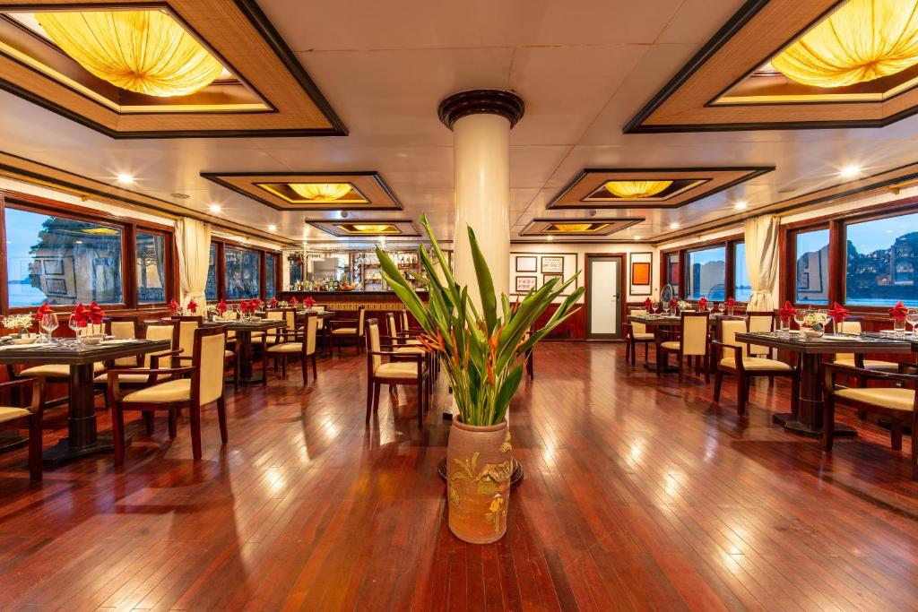 Swan Cruises Halong photo 3