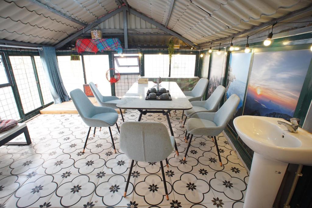 SIMI Old Quarter 5-Story 4Studios 4BRs 6Beds for 10 & Rooftop photo 2