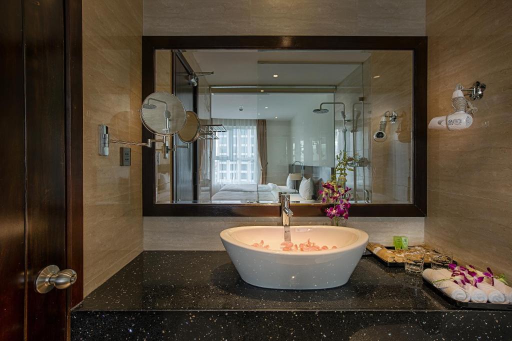 Sofia Suite Hotel & Spa Da Nang - Free 01 Draught Beer and 20-minute Spa per Room photo 3