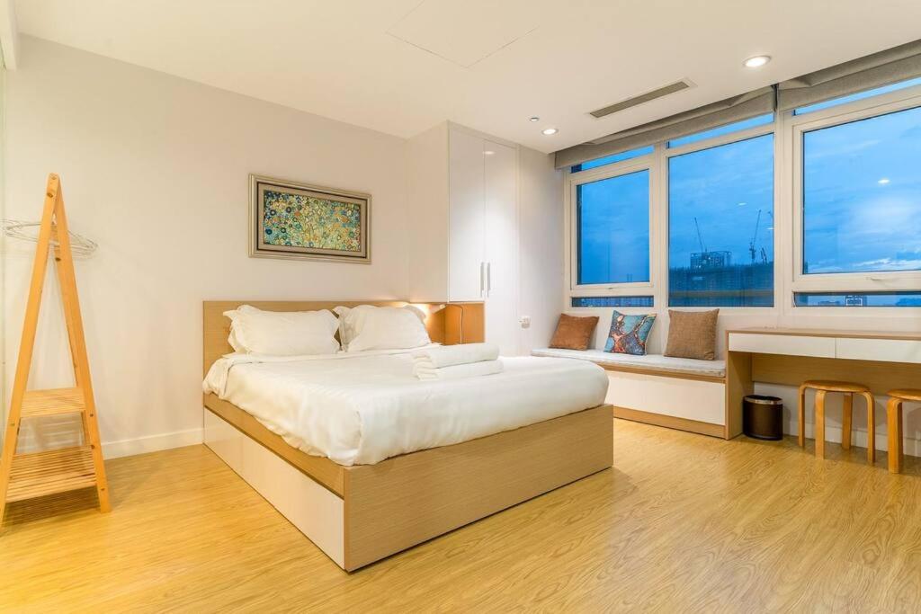 The Rixx Stylish in D1 at Ben Thanh with Netflix pool bathtub photo 2