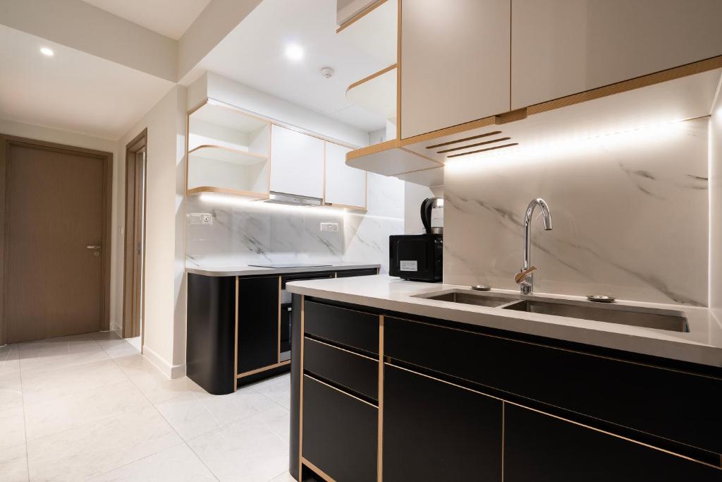 Zenity 3BR Condo: Luxury and Comfort in Quận 1 photo 3