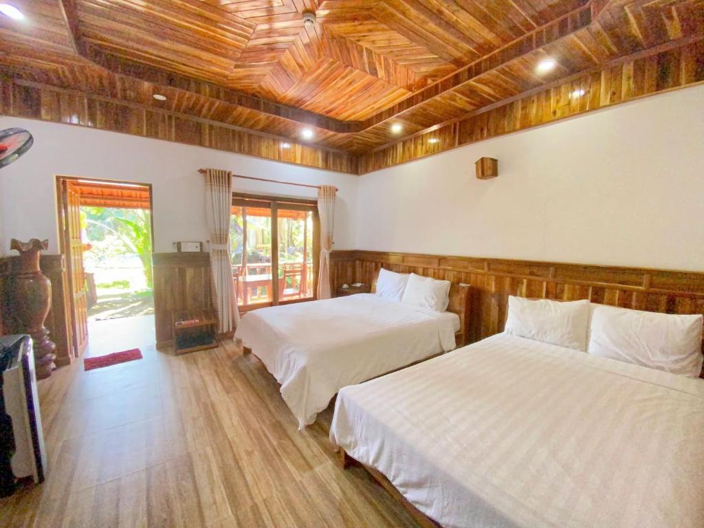 ღ Y Nghia at Ong Lang Beach ღ Coastal Haven with Home Cooked Bungalows ღ photo 2